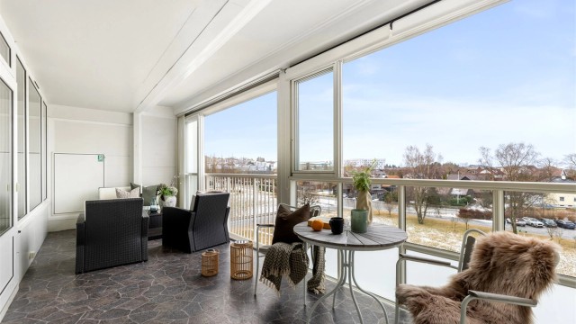 Romslig innglasset balkong med flott utsyn og god plass til møblering.