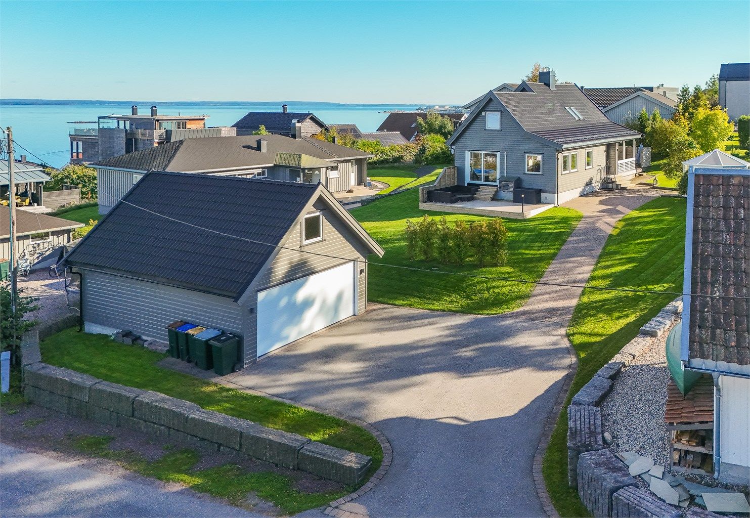 Velstelte uteområder. Dobbel garasje med stort loft. 