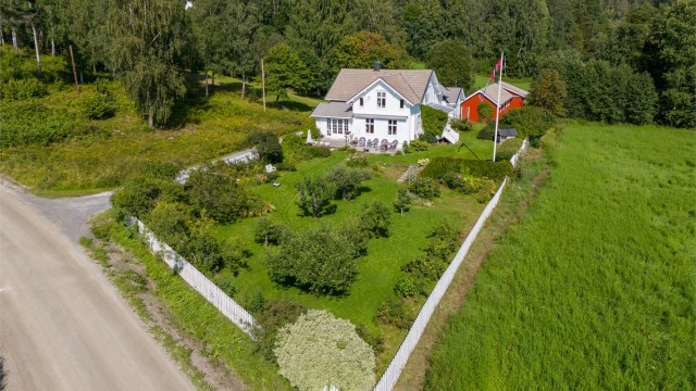 Eiendommen er særdeles flott opparbeidet med hageanlegg med frukttrær, bærbusker, blomsterbed og plen - Foto: Skildre v/Bjørnar Fjeldberg