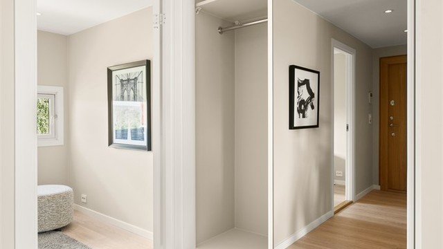 Skyvedørsgarderobe i entréen gir god lagringsplass for yttertøy.