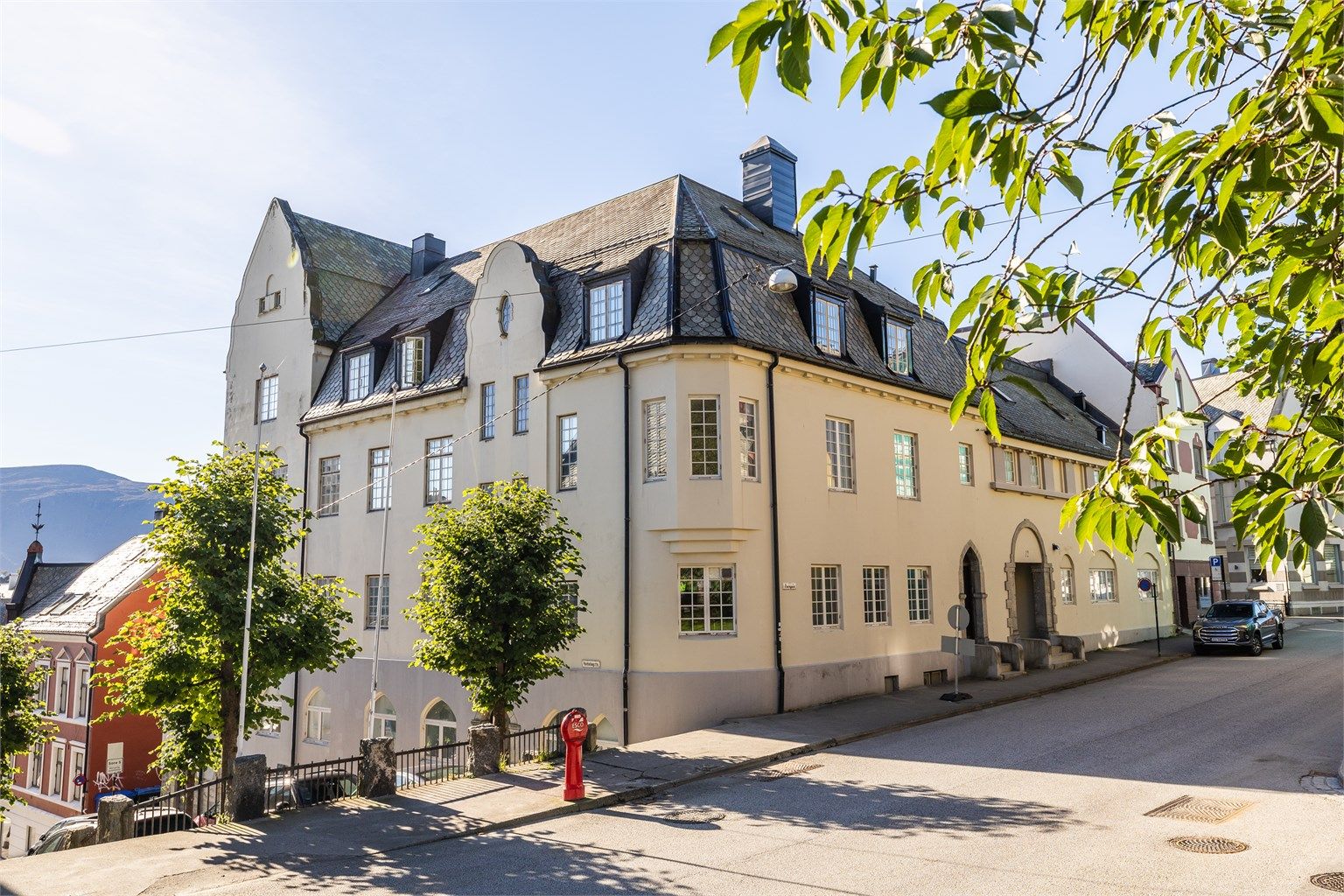 Leiligheten ligger i en høy 1. etasje, med sentral og populær beliggenhet i bysentrum