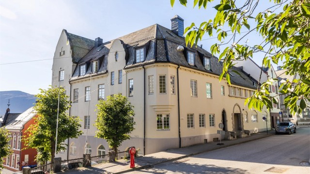 Leiligheten ligger i en høy 1. etasje, med sentral og populær beliggenhet i bysentrum