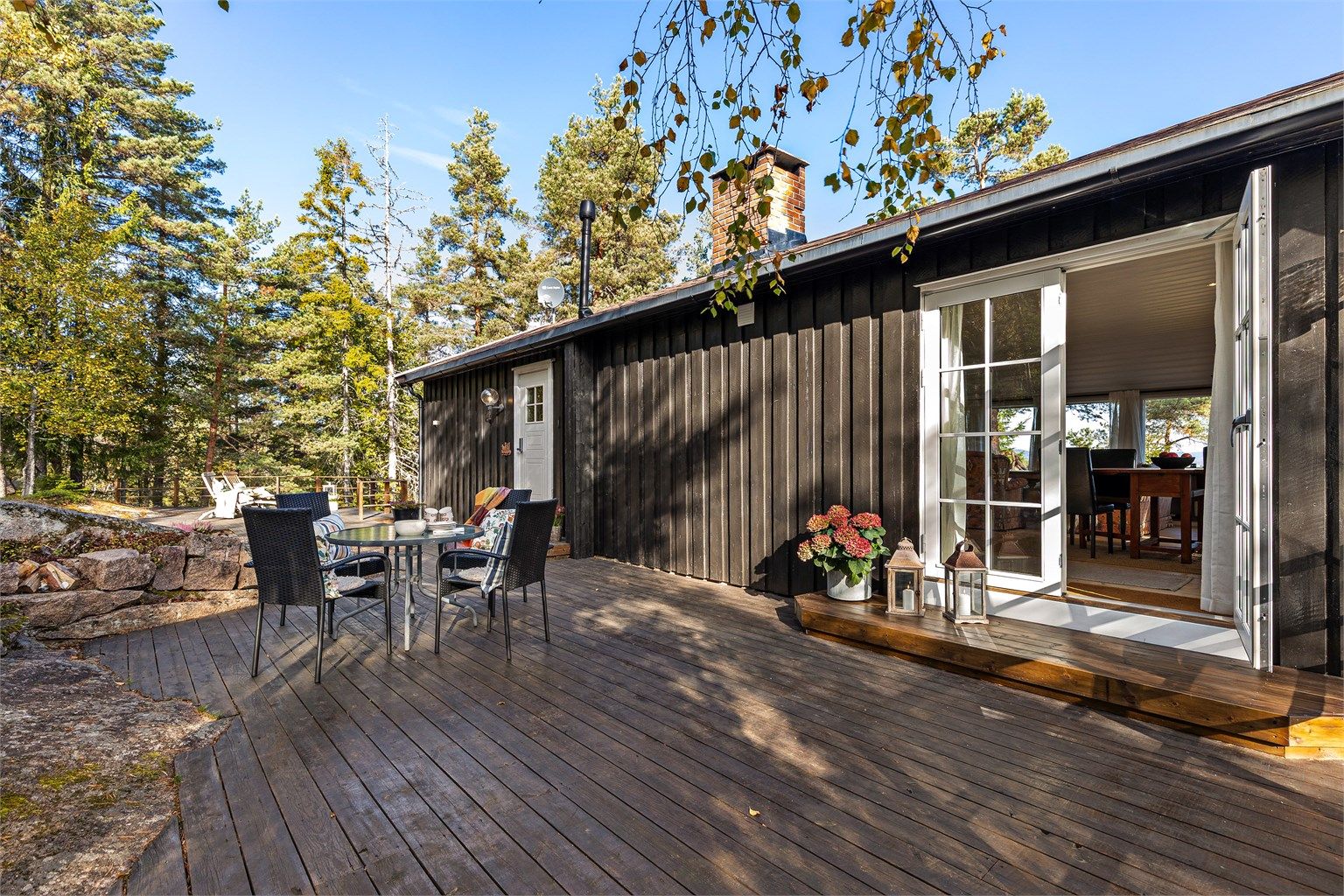 Velkommen til Nyborgåsen 9, presentert av Terje Tveit i Krogsveen! Foto: Trond Reder

Stor terrasse utenfor hytta
