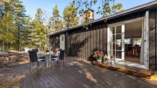 Velkommen til Nyborgåsen 9, presentert av Terje Tveit i Krogsveen! Foto: Trond Reder
Stor terrasse utenfor hytta