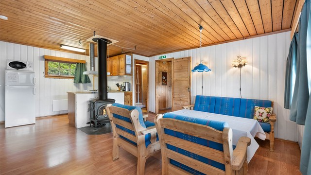 En peisovn i stuen sørger for ekstra varme og en god hytteatmosfære.
