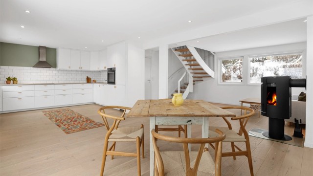 Delikat og moderne halvpart av vertikaldelt tomannsbolig med 2 etasjer
Foto: Stine Prøitz Jørgensen