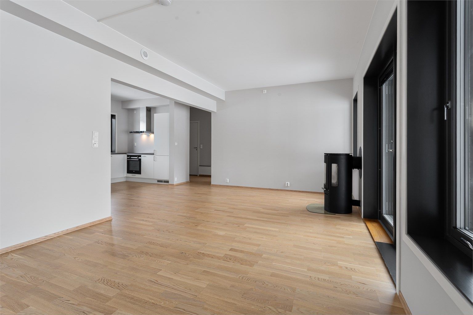 Gjennomgående parkett på gulv i oppholdsrom skaper en helhetlig og lun følelse.