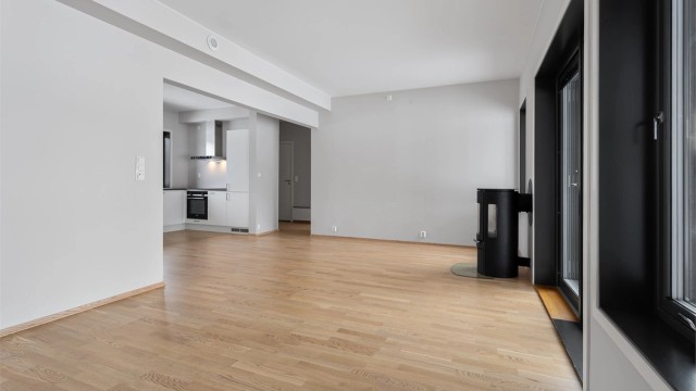 Gjennomgående parkett på gulv i oppholdsrom skaper en helhetlig og lun følelse.