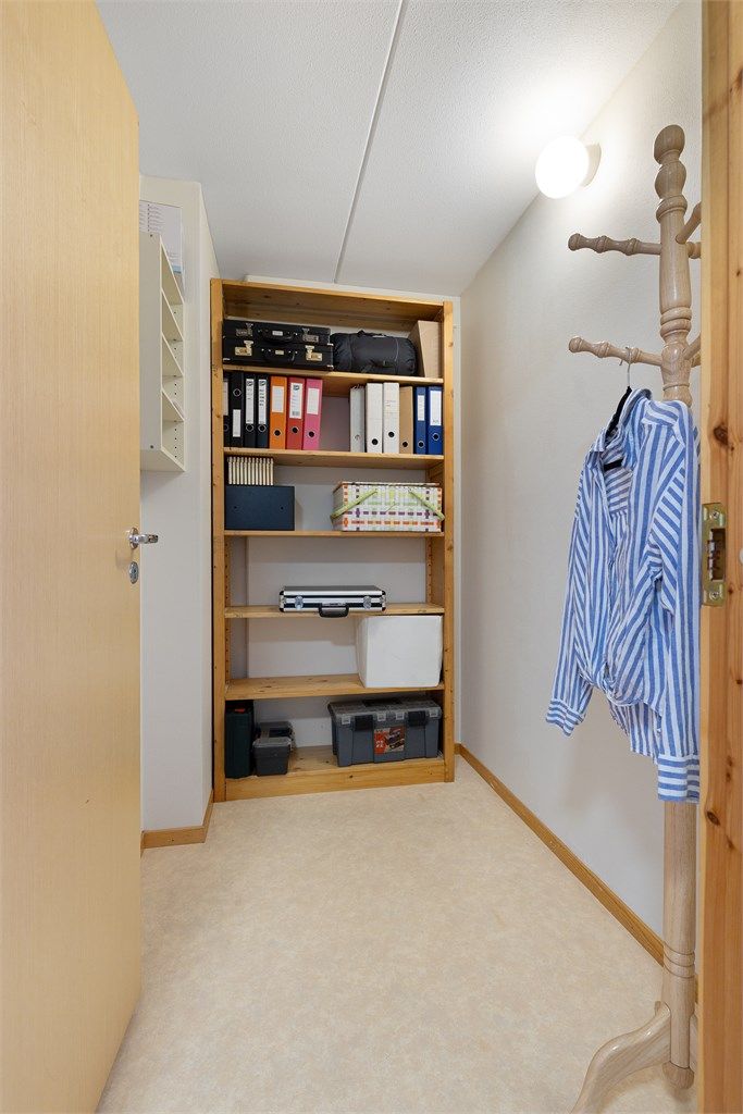 Fra entréen er det adkomst til en praktisk innvendig bod med gode oppbevaringsmuligheter for klær og annet utstyr. I tillegg disponeres en loftsbod på 2 m².