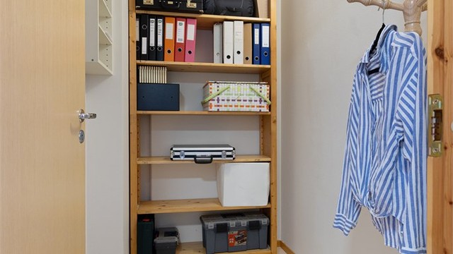 Fra entréen er det adkomst til en praktisk innvendig bod med gode oppbevaringsmuligheter for klær og annet utstyr. I tillegg disponeres en loftsbod på 2 m².