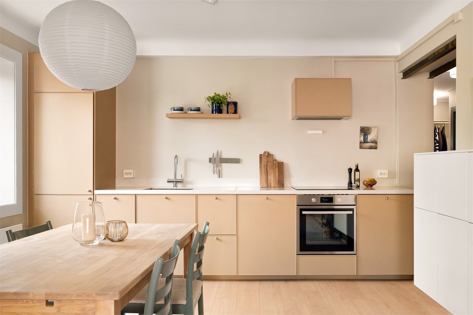 Moderne kjøkkeninnredning fra 2019 med profilerte fronter og benkeplate i stein. I tillegg er det installert vaskemaskin bak kjøkkenskap