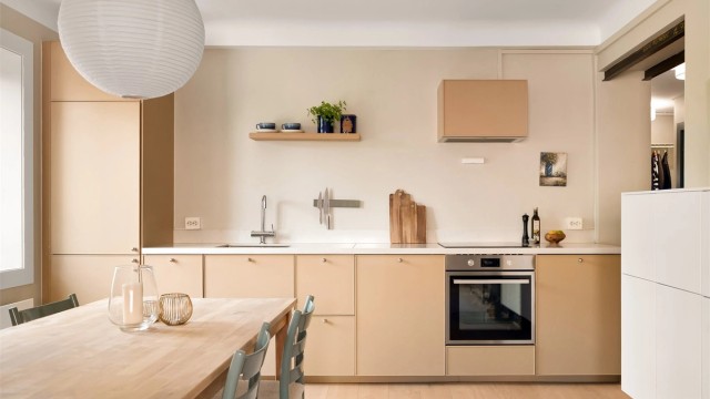 Moderne kjøkkeninnredning fra 2019 med profilerte fronter og benkeplate i stein. I tillegg er det installert vaskemaskin bak kjøkkenskap