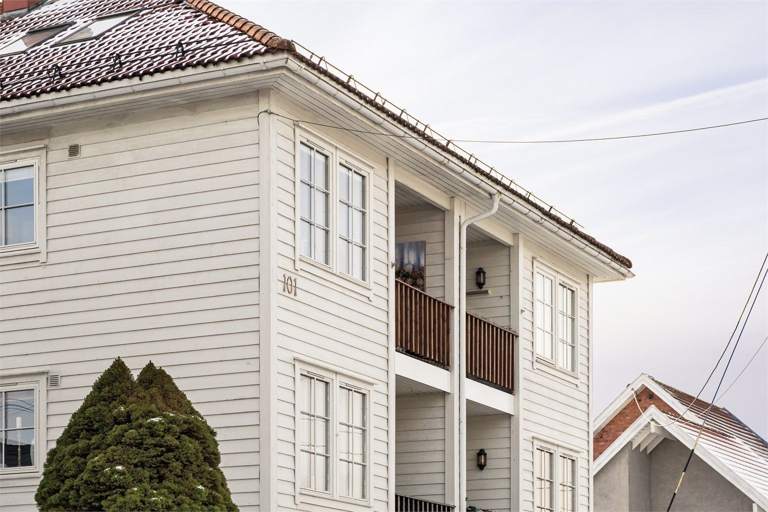 Tiltalende og velholdt fasade med klassiske detaljer og balkong. Boligen har en attraktiv og hyggelig beliggenhet i etablert område.