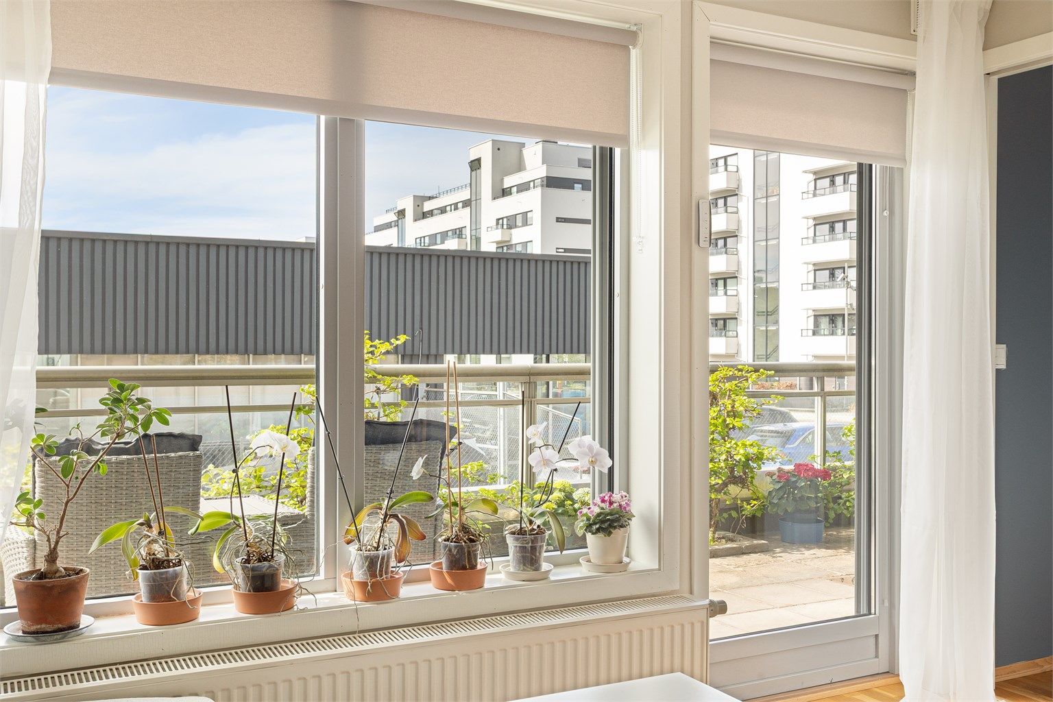 Det er montert rullgardiner på stuevinduene.