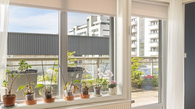 Det er montert rullgardiner på stuevinduene.