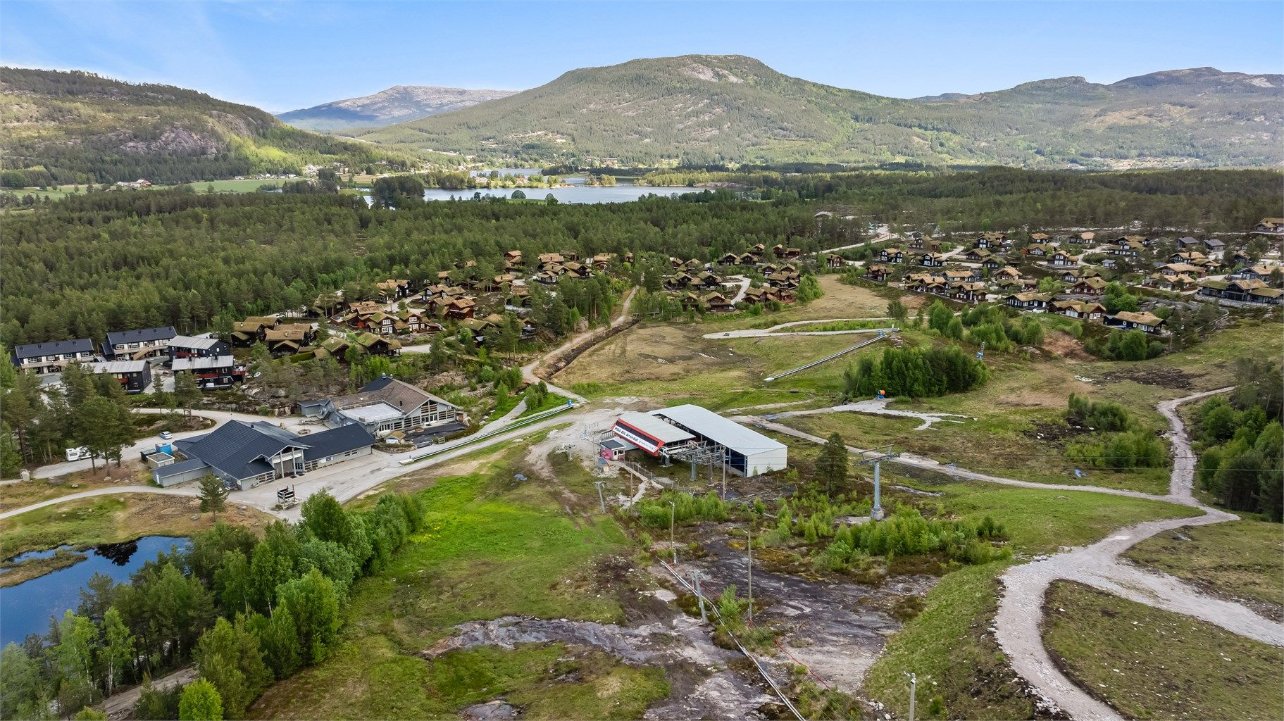 Det er et skianlegg for hele familien med løyper i ulik vanskelighetsgrad. Vi har løyper for deg som vil stå på slalåm, telemark eller kjøre utfor, og park for de som vil leke seg på ski eller snowboard.