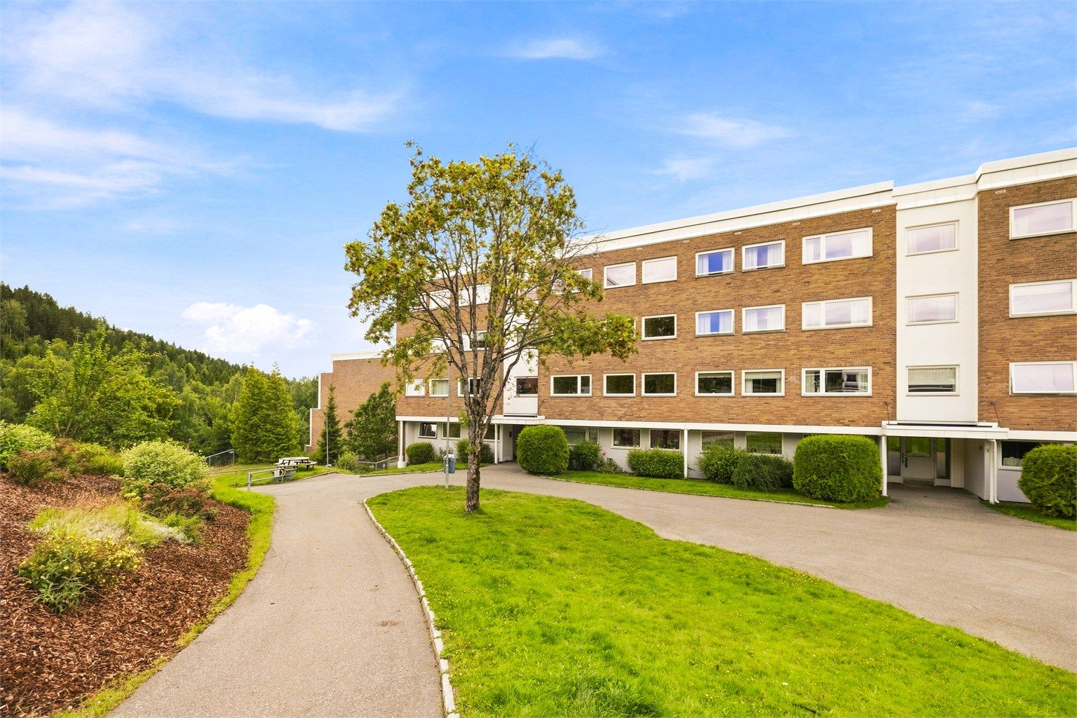 Beliggende i et rolig og etablert borettslag med nærhet til skog og mark.
Foto: Borghagen Foto
