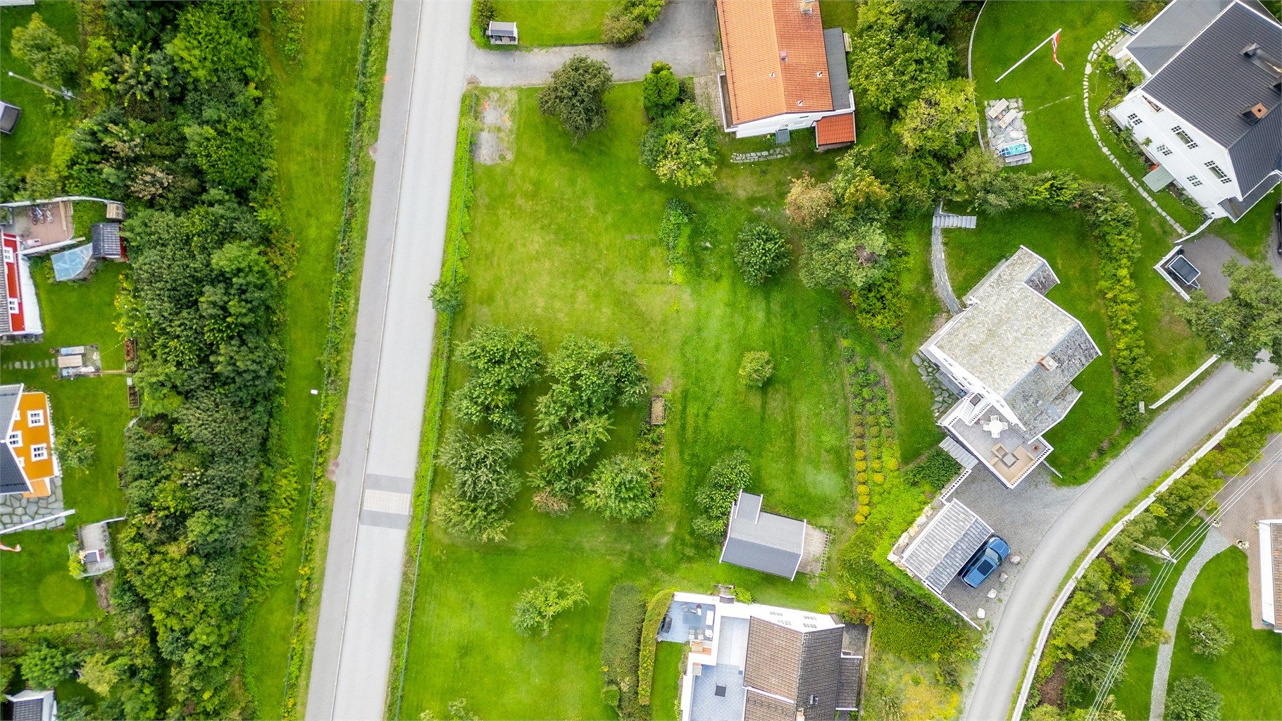 Tomten er regulert til frittliggende småhusbebyggelse (797 kvm) og kjørevei (82 kvm). Grad av utnytting skal ikke overstige %-BYA = 20% av tomtens nettoareal.