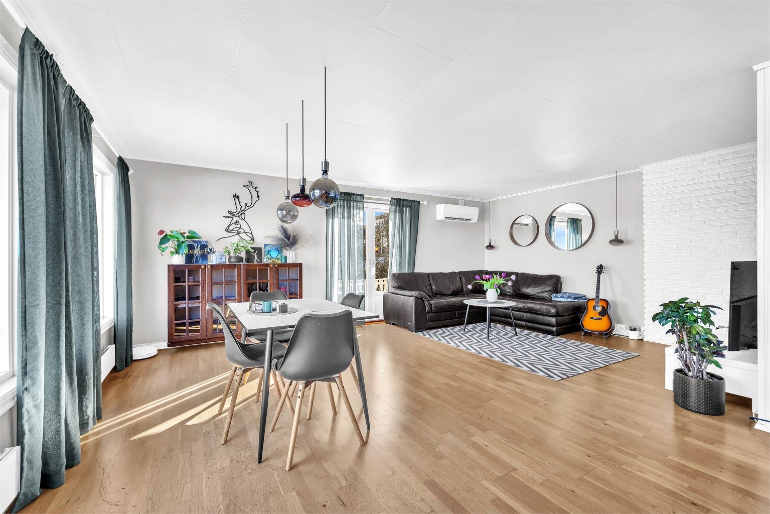 Det er montert varmepumpe som sørger for en jevn og lun innetemperatur i boligen