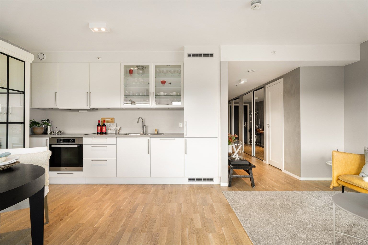 Kjøkkenet er godt utstyrt med integrerte hvitevarer herunder stekeovn, platetopp med induksjon, oppvaskmaskin og kjøle-/fryseskap