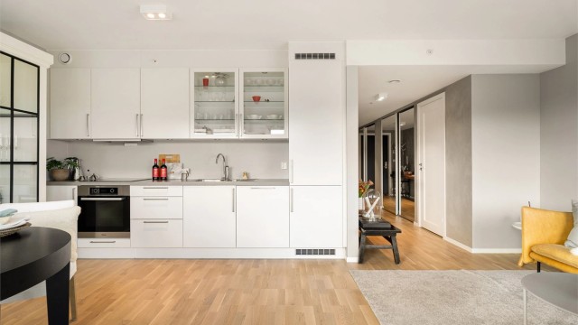 Kjøkkenet er godt utstyrt med integrerte hvitevarer herunder stekeovn, platetopp med induksjon, oppvaskmaskin og kjøle-/fryseskap