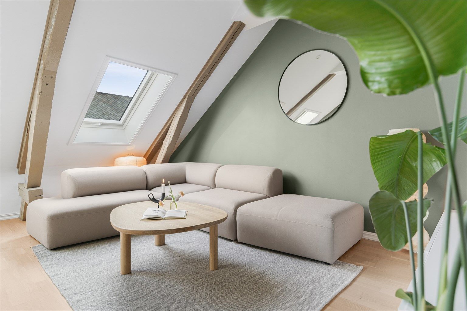 Takvinduene fyller rommet godt med naturlig lys, i tillegg er det montert spotlights i taket