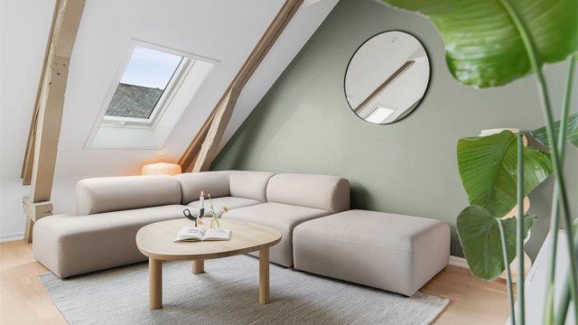 Takvinduene fyller rommet godt med naturlig lys, i tillegg er det montert spotlights i taket