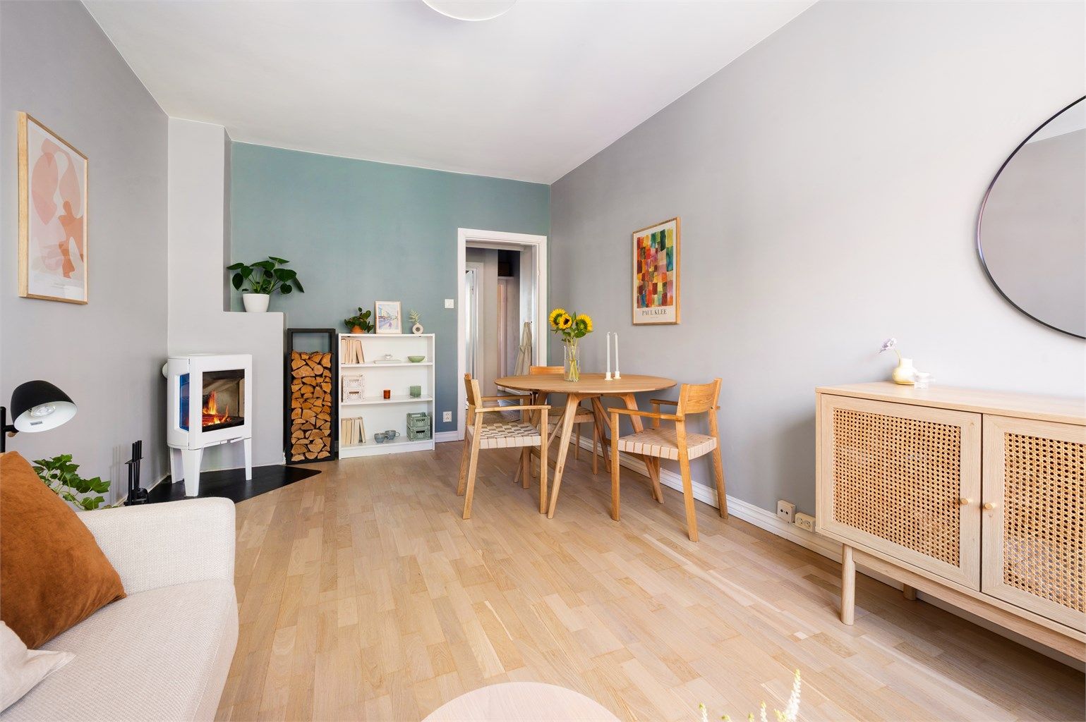 Stuen er lys og innbydende med store vindusflater som slipper inn godt med dagslys og gir en fin utsikt mot grønne omgivelser.