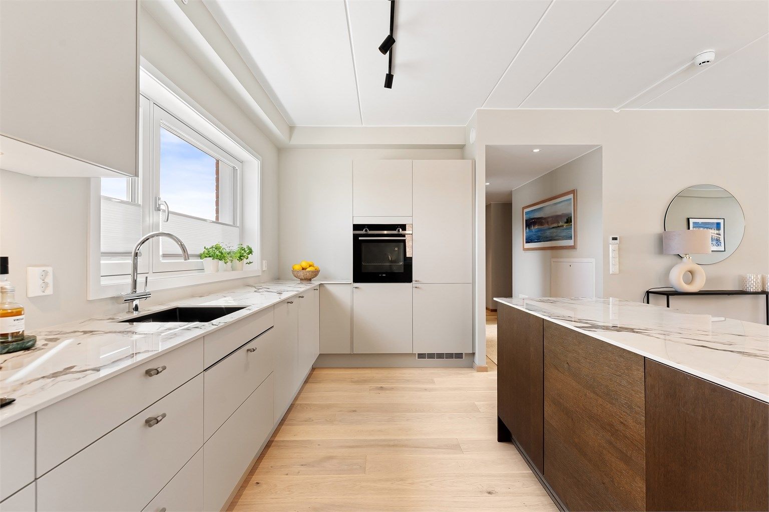 En praktisk kjøkkenøy gir et naturlig skille mellom kjøkken og stue