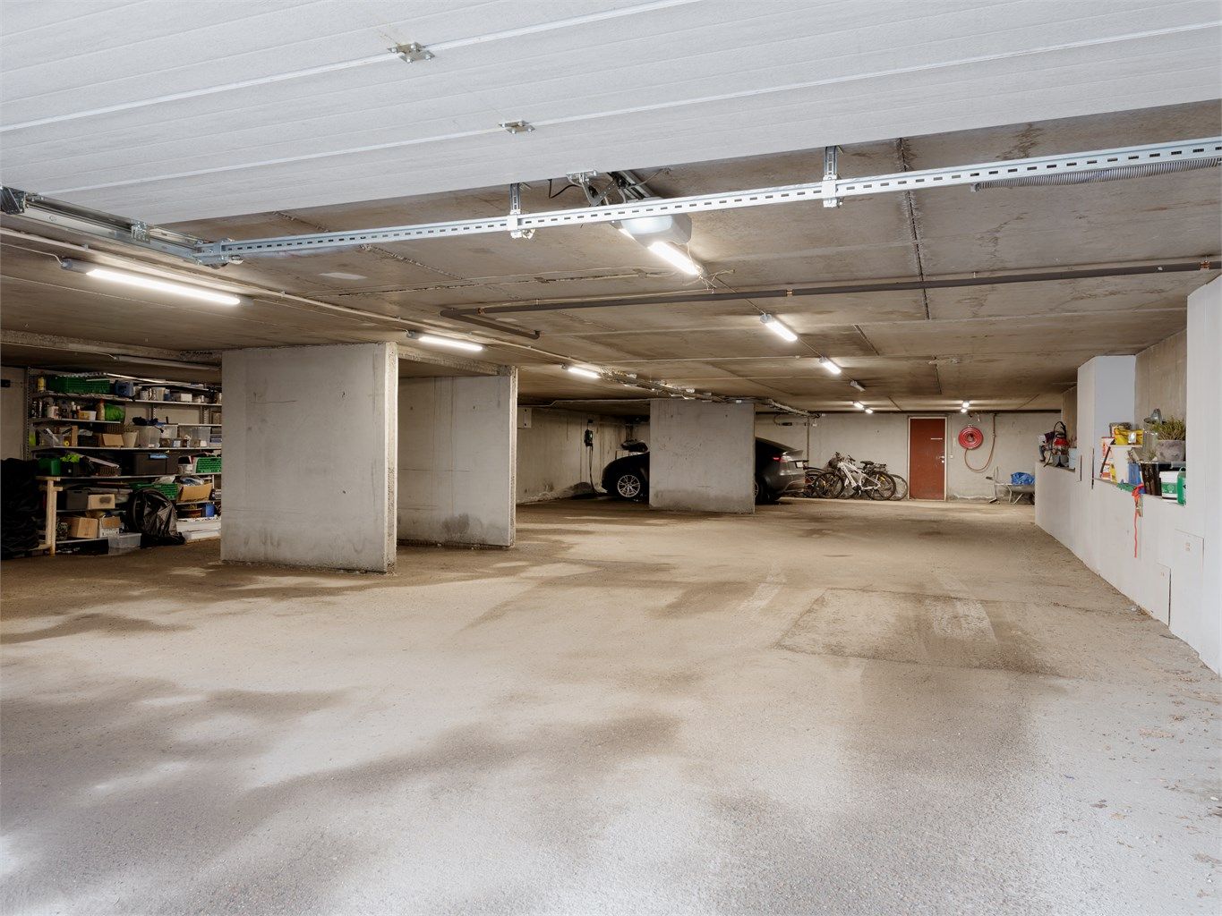 Parkeringsplass med elbil lader medfølger. 