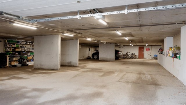 Parkeringsplass med elbil lader medfølger.