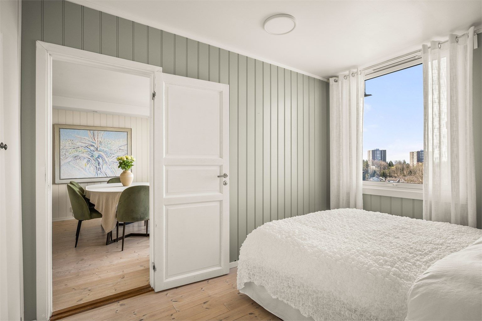 Soverommet er malt i behagelige nyanser.