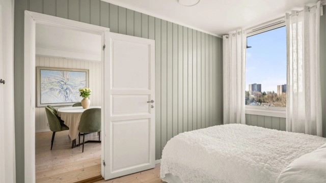 Soverommet er malt i behagelige nyanser.