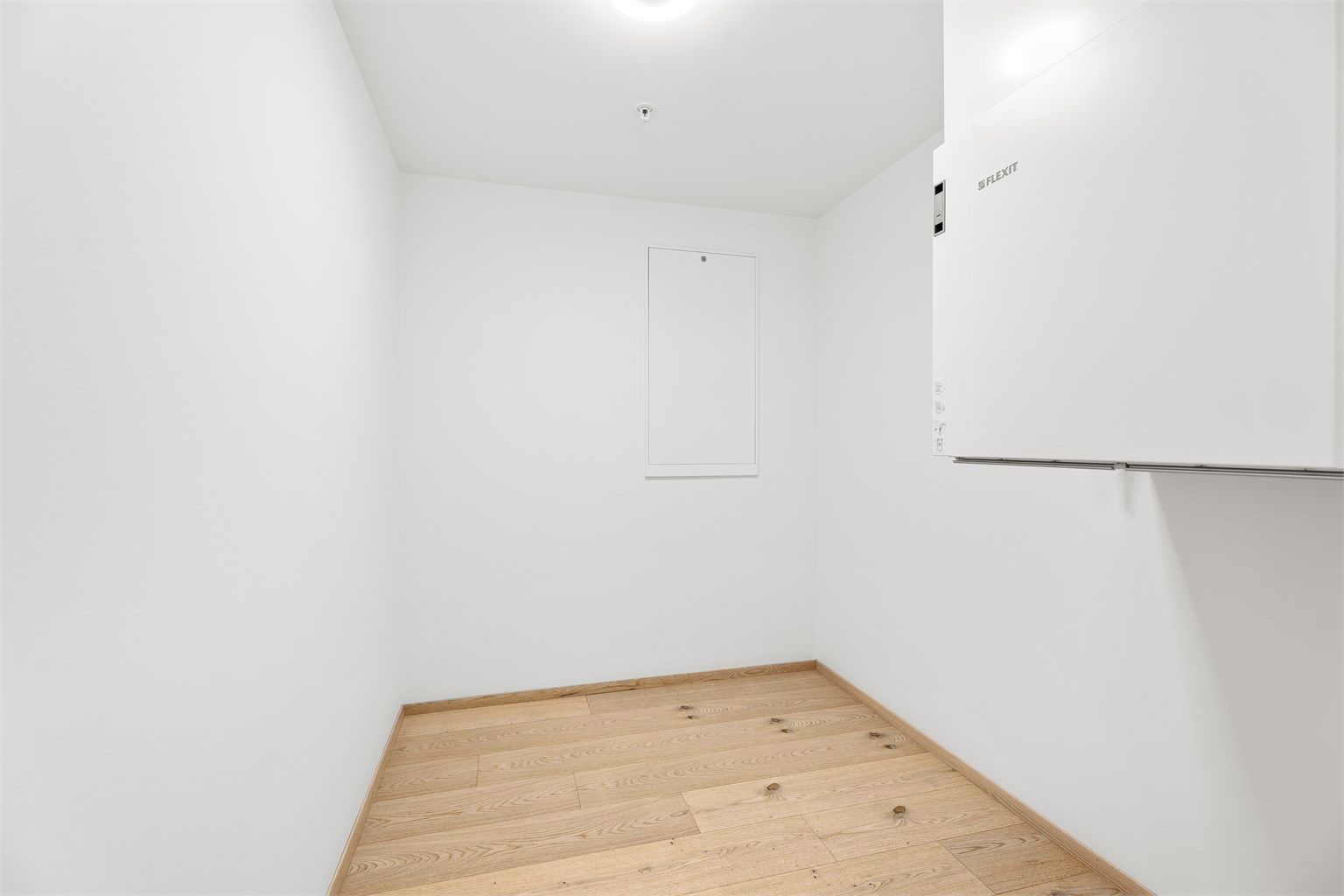Romslig bod/teknisk rom med plass til oppbevaring og ulike løsninger. 