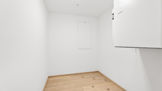 Romslig bod/teknisk rom med plass til oppbevaring og ulike løsninger.