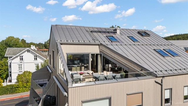 Boligen er fra 2021 og har et helhetlig uttrykk der materialer, løsninger og arkitektur spiller sammen.
