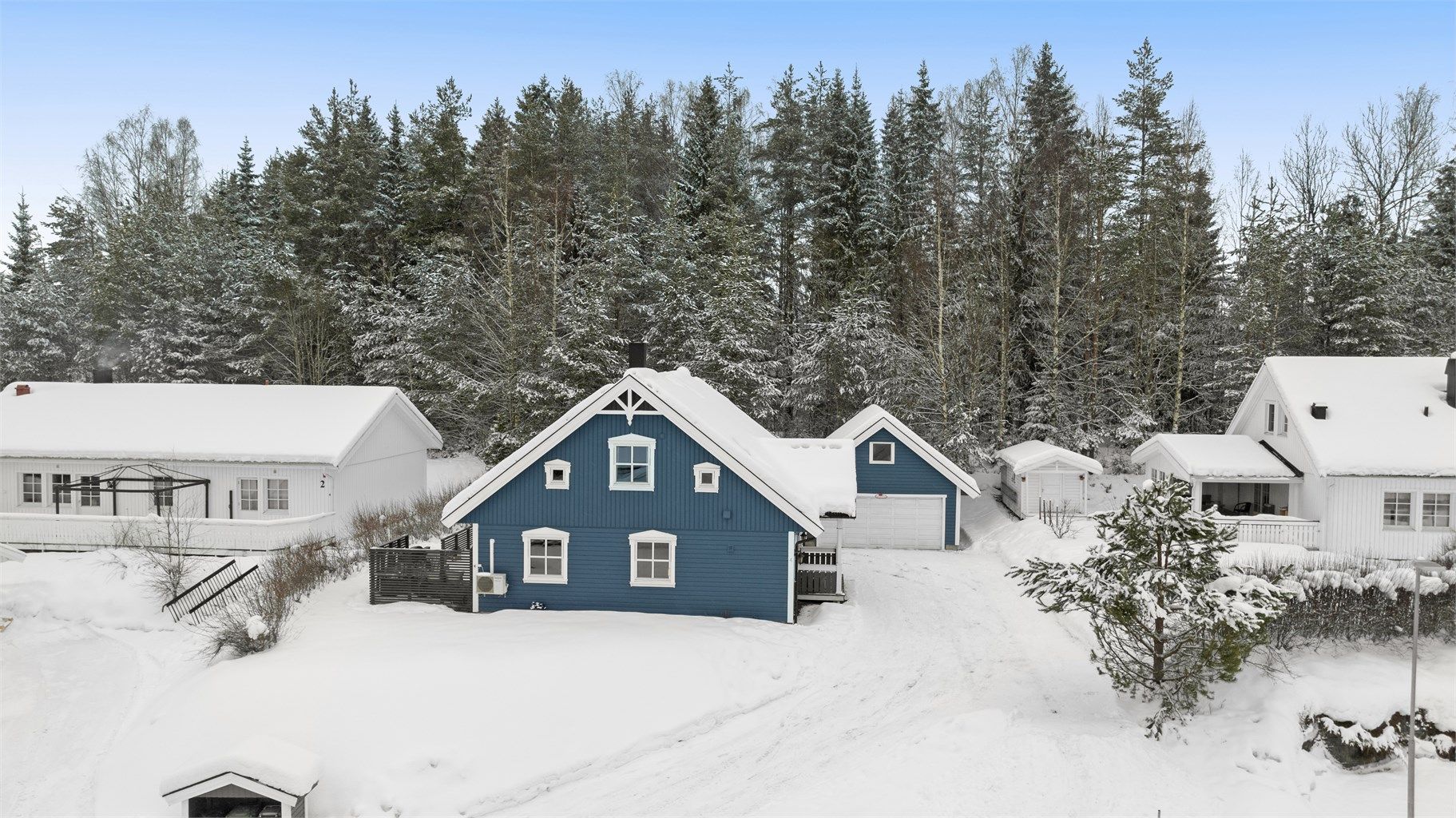 Boligen har en skjermet terrasse-side med hekk og skog i bakkant. 