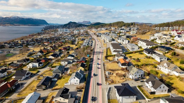 Dronebilde av nærområdet tatt fra øst mot vest