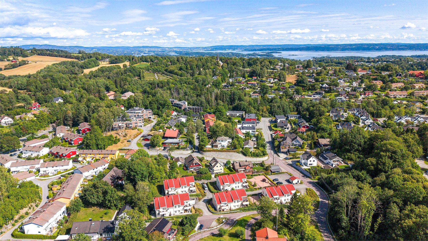 Idylliske og rolige omgivelser, ideelt for dem som ønsker nærhet til både by og natur.