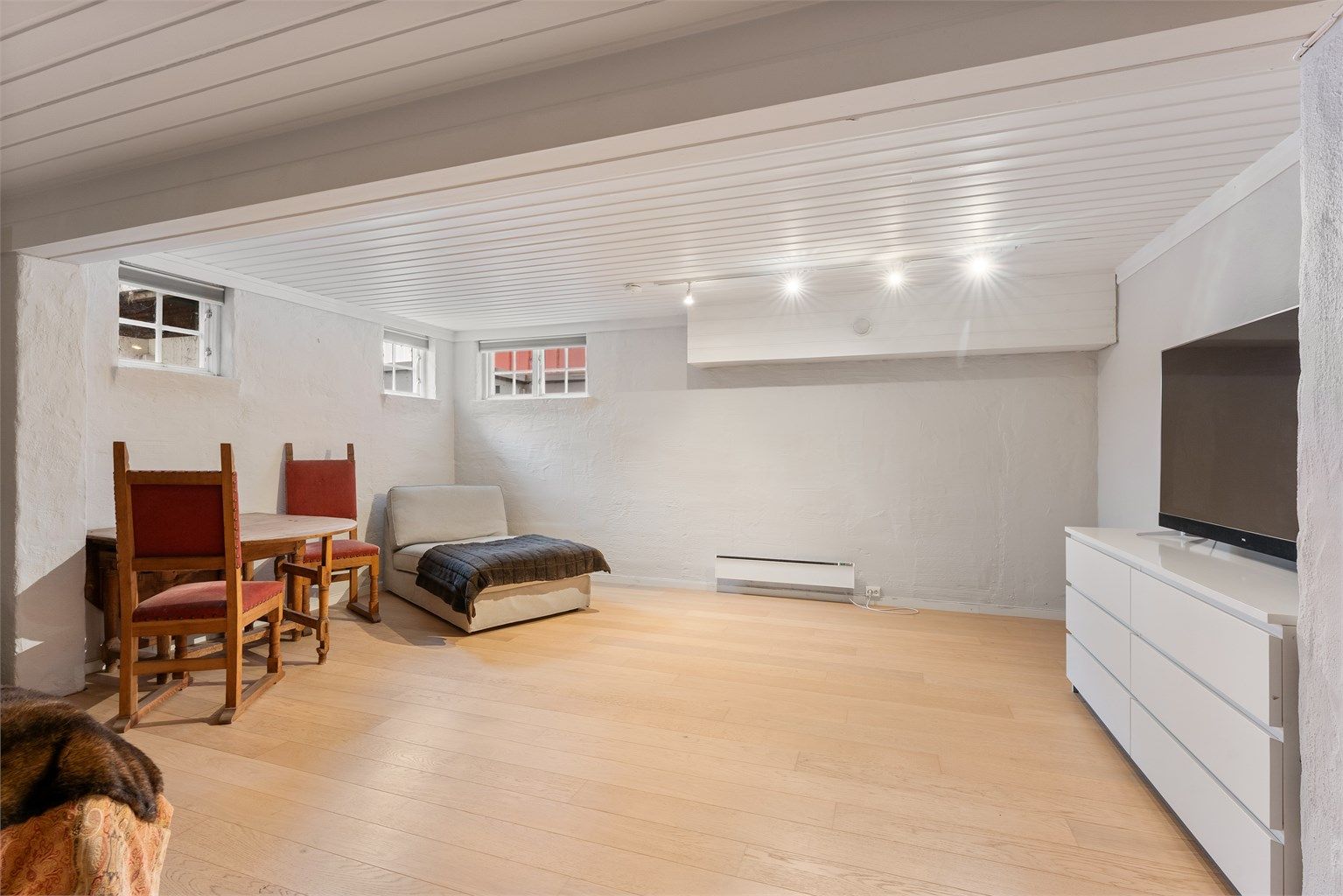 Kjellerstuen gir fleksible bruksmuligheter, for eksempel som TV-stue eller hobbyrom.