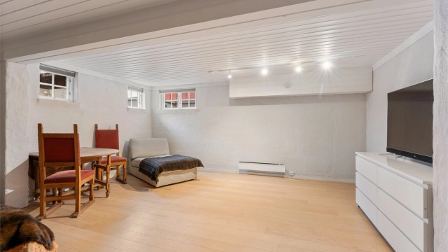 Kjellerstuen gir fleksible bruksmuligheter, for eksempel som TV-stue eller hobbyrom.