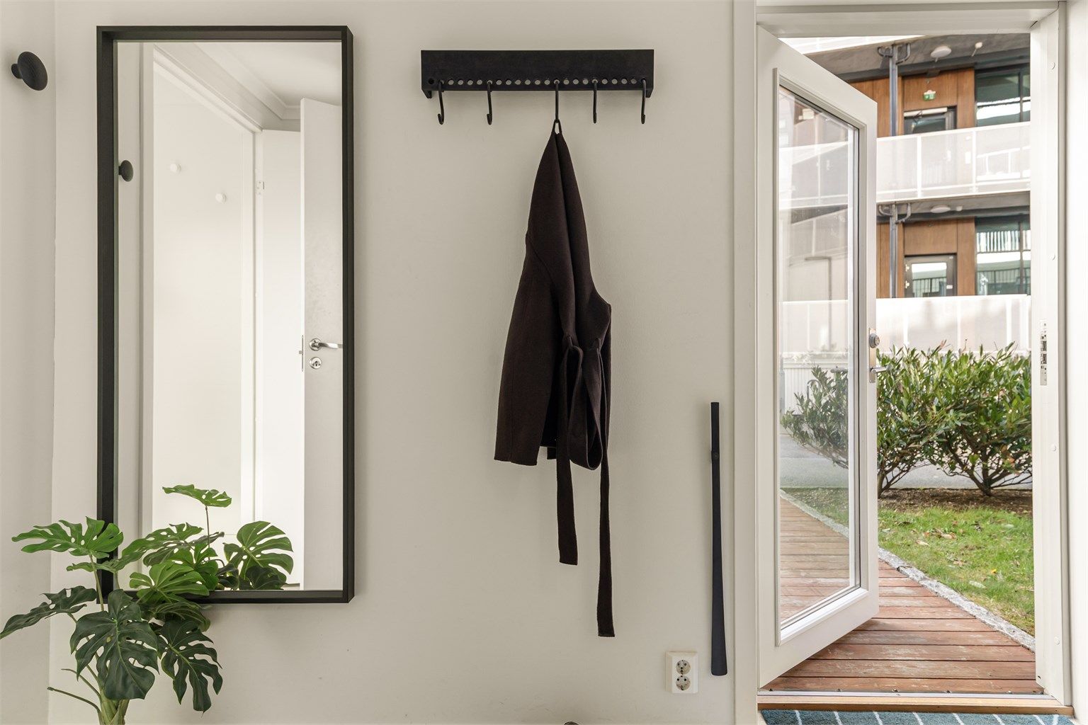 - Det første som møter deg over dørstokken er en lys og romslig gang med god plass til å henge fra seg yttertøy -