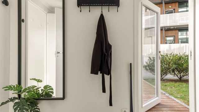 - Det første som møter deg over dørstokken er en lys og romslig gang med god plass til å henge fra seg yttertøy -