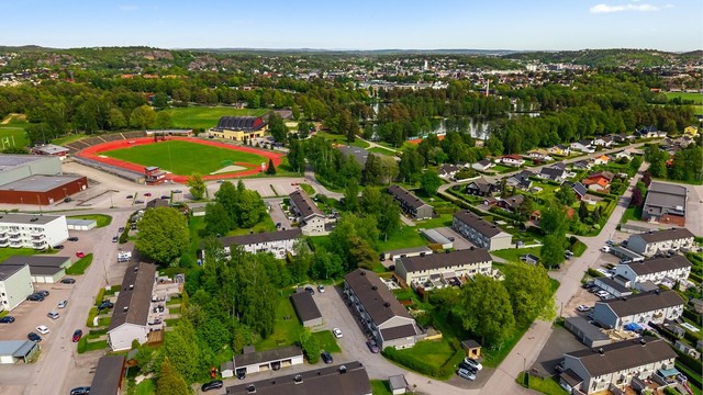 Her bor man med Bugårdsparken som nærmeste nabo, et av Sandefjords mest innholdsrike friluftsområder.