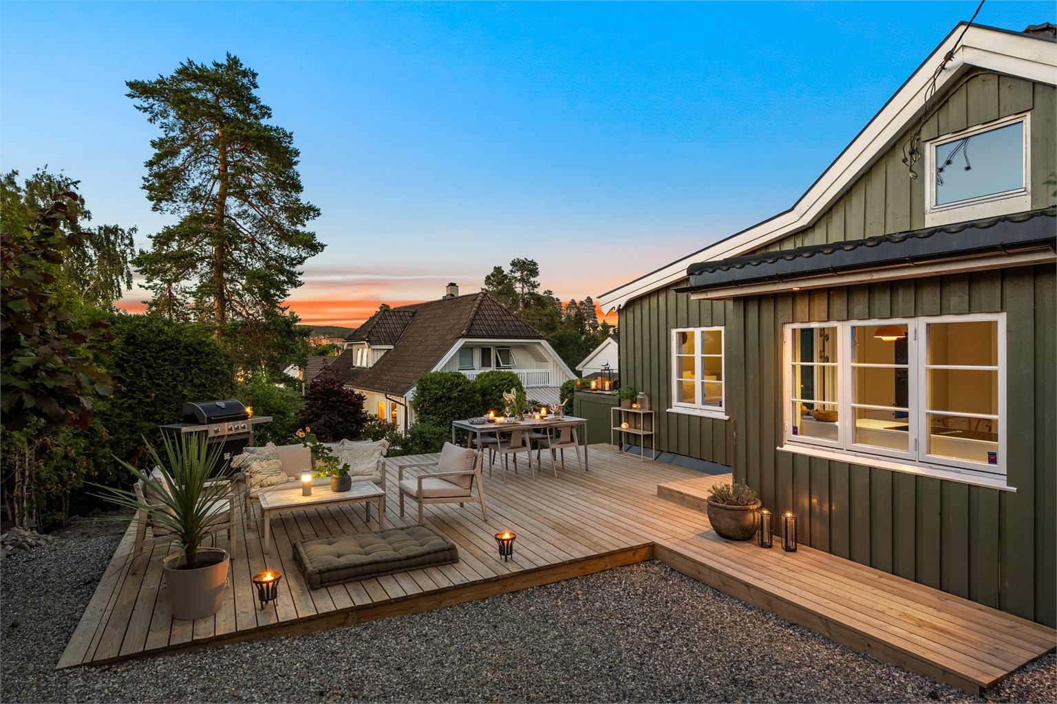 Terrassen strekker seg rundt store deler av huset.