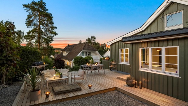 Terrassen strekker seg rundt store deler av huset.