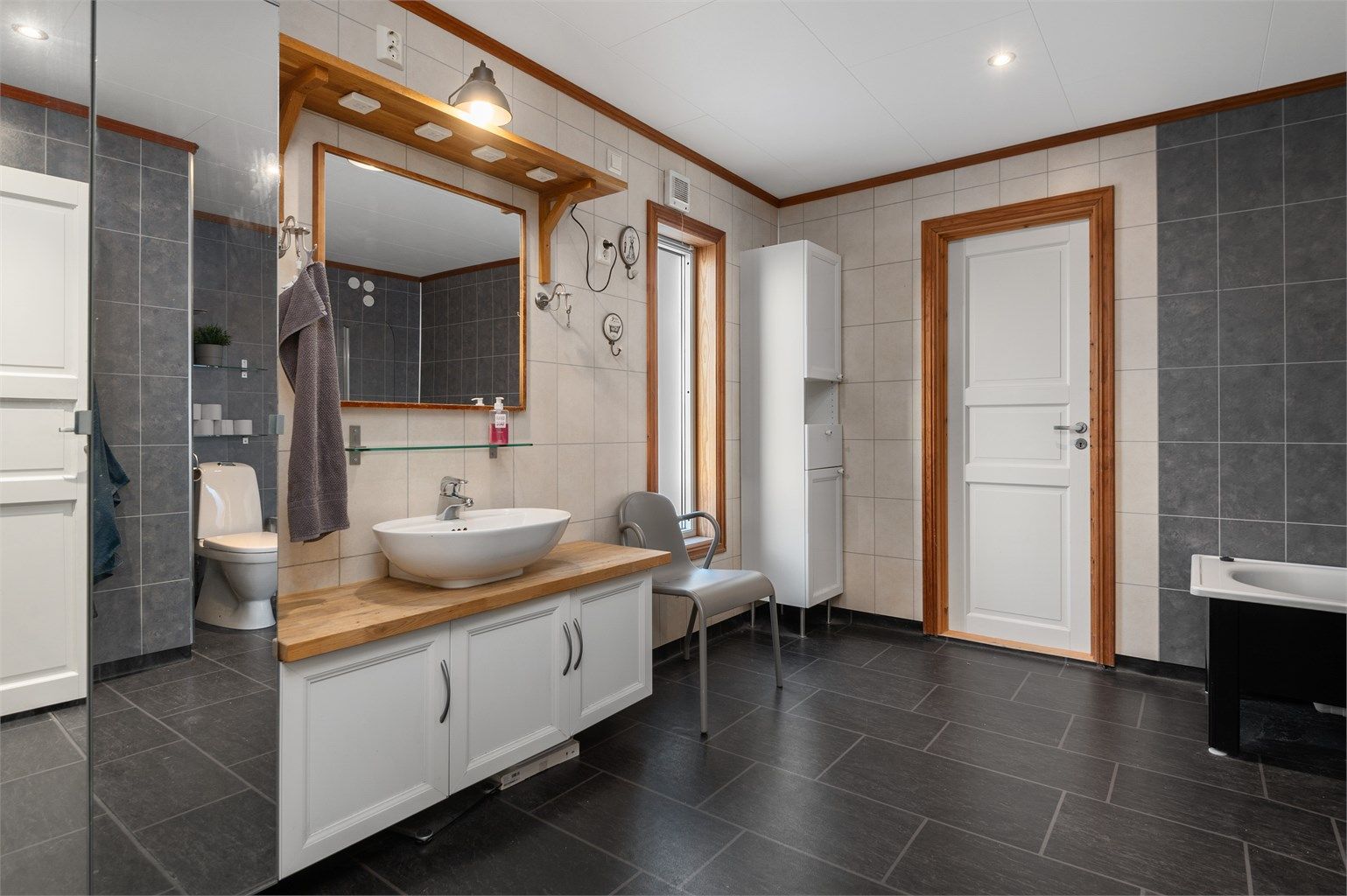 Første etasje har et stort baderom på ca. 11 kvm. 