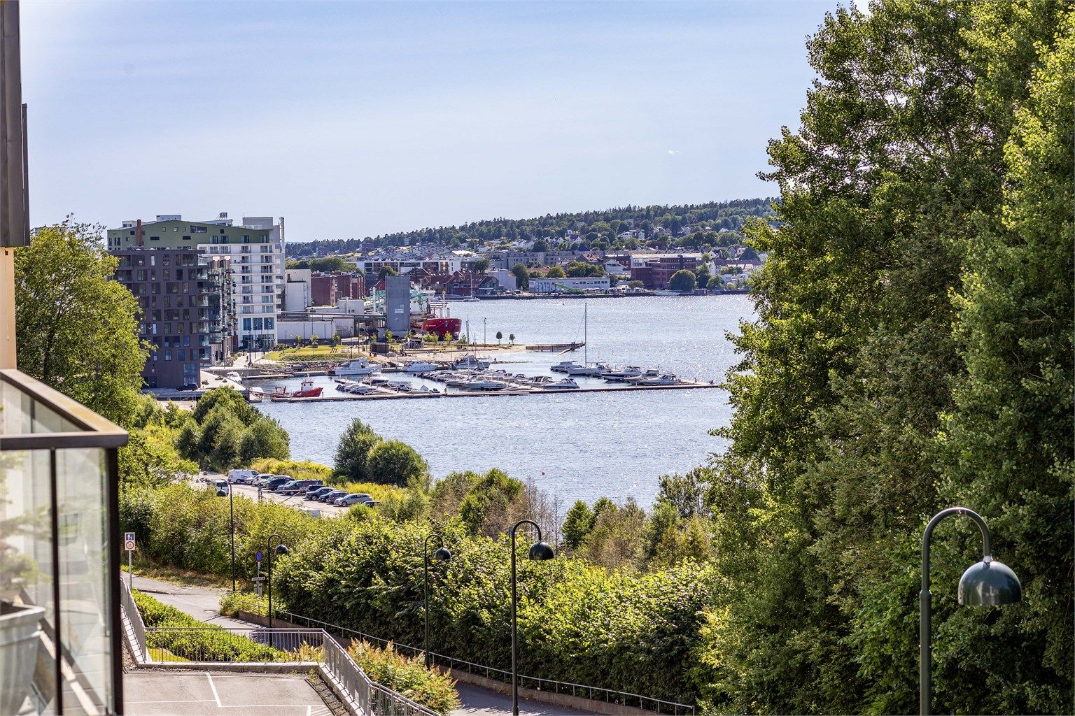 I Røysveien kan du bo med gangavstand til byen og flott utsikt til Mossesundet, i tilbaketrukne og rolige omgivelser nær marka.