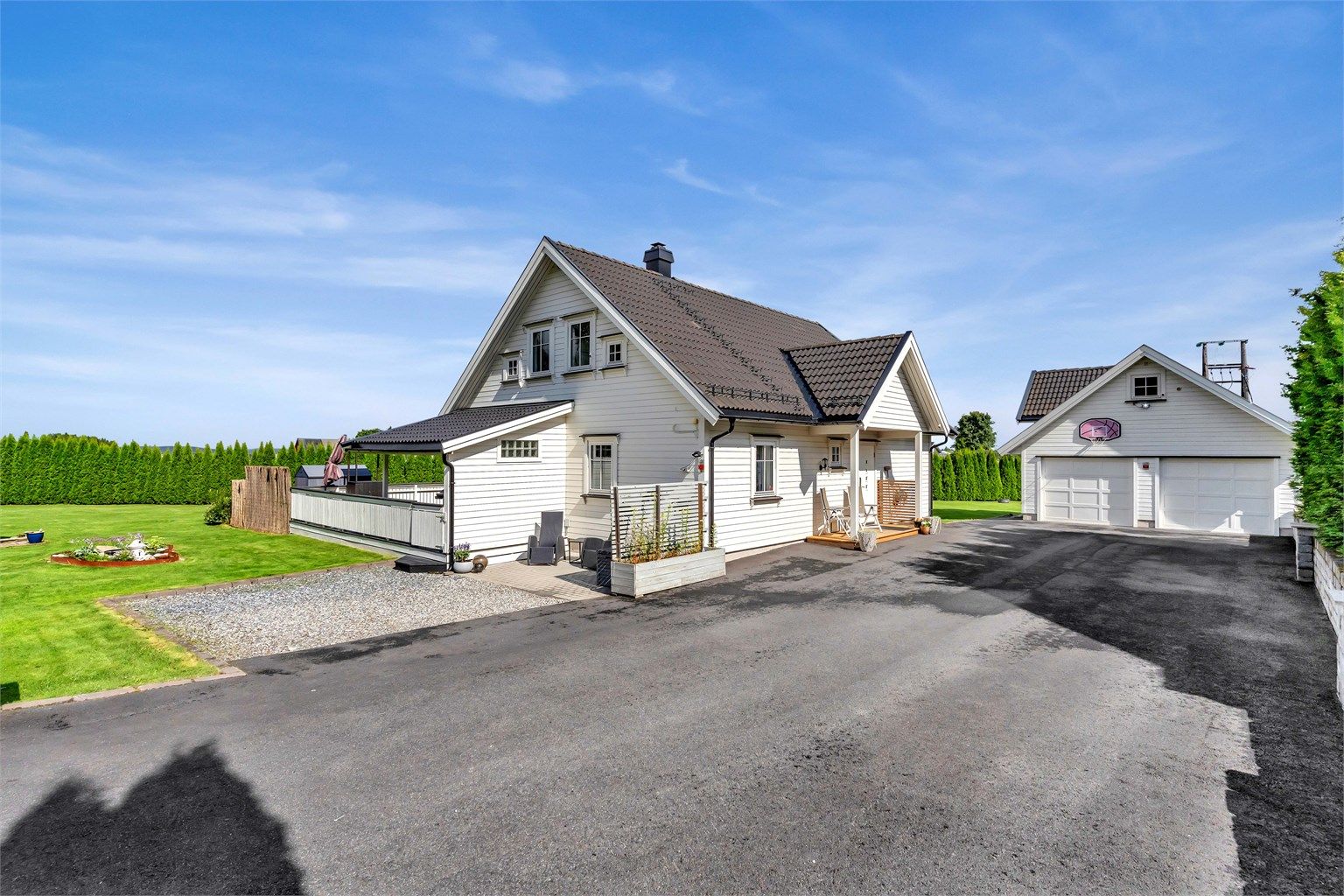 Pent opparbeidet innkjørsel som gir et godt førsteinntrykk av eiendommen. God plass til parkering av biler. 