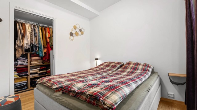 Soverommet i andre etasje med inngang til garderobe-rommet som også fører videre inn til badet